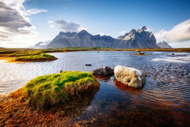 Güneşli bir günde güzel bir dağ manzarası. Stoksnes Burnu, Vestrahorn (Batman Dağı), İzlanda, Avrupa. İnanılmaz doğa görüntüsü. Yaz sahnesi. Toprağın güzelliğini keşfedin