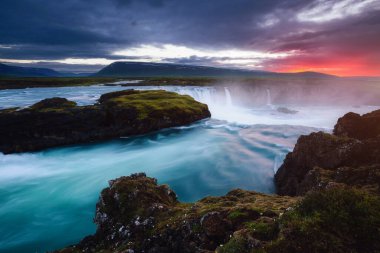 Güçlü Godafoss şelalesinin inanılmaz manzarası. Bardardalur Vadisi, Skjalfandafljot Nehri, İzlanda, Avrupa. Güzel doğa manzarasının manzarası. Harika duvar kağıtları. Güzel toprak.