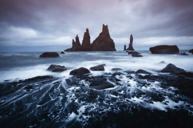 Güzel doğa manzarasının manzarası. Reynisdrangar bazalt kayaları veya 