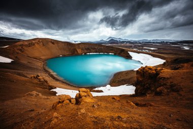 Leirhnjukur Vadisi 'nin egzotik manzarası. Myvatn Gölü, Krafla, İzlanda, Avrupa. Turistik cazibenin inanılmaz bir görüntüsü, en çok fotoğraflanan bölgeler. Toprağın güzelliğini keşfedin.