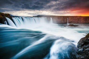 Güçlü Godafoss Şelalesi 'nin inanılmaz manzarası. Bardardalur Vadisi, Skjalfandafljot Nehri, İzlanda, Avrupa. Güzel doğa manzarasının manzarası. Yaz sahnesi. Toprağın güzelliğini keşfedin.