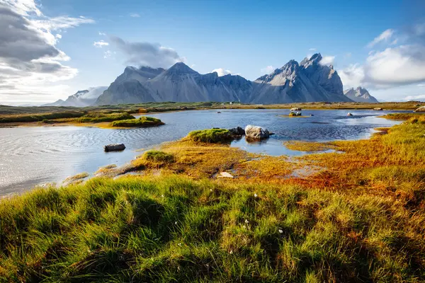 Güneşli bir günde güzel bir dağ manzarası. Stoksnes Burnu, Vestrahorn (Batman Dağı), İzlanda, Avrupa. İnanılmaz doğa görüntüsü. Yaz sahnesi. Toprağın güzelliğini keşfedin