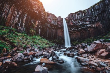 Svartifoss şelalesinin muhteşem manzarası. Skaftafell Ulusal Parkı, Vatnajokull Buzulu, İzlanda, Avrupa. Turist çekiminin manzaralı görüntüsü. Seyahat güzergahı. Toprağın güzelliğini keşfedin.