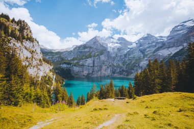 Gök mavisi Oeschinensee 'nin Idyllic manzara manzarası. İsviçre Alpleri, Kandersteg, Bernese Oberland, Avrupa. En popüler turistik mekanın manzarası. Toprağın güzelliğini keşfedin.