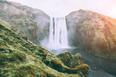 Meşhur Skogafoss şelalesinin güçlü akıntısı. Skoga Nehri, İzlanda, Avrupa. Popüler turistik cazibenin manzarası. Seyahat konsepti. Toprağın güzelliğini keşfedin.