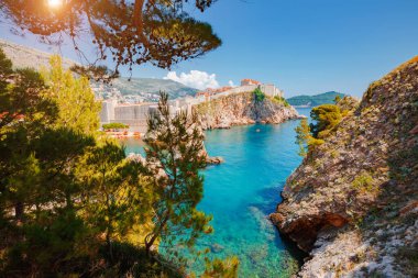 Güneşli bir günde güneydeki eski duvarlardan görülen ünlü Avrupa seyahat merkezi Dubrovnik - Fort Bokar 'ın manzarası harika. Konum Hırvatistan, Güney Dalmaçya, Avrupa. Toprağın güzelliğini keşfedin.