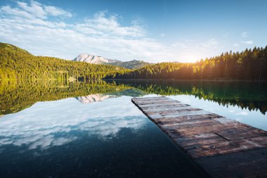 Kara Göl 'ün huzurlu manzarası. Konum Ulusal Park Durmitor, Zabljak köyü, Karadağ, Balkanlar, Avrupa. Seyahat yerinin manzaralı görüntüsü. Duvar kağıdı yaz tatili. Toprağın güzelliğini keşfedin.