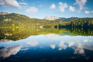 Kara Göl 'ün resimli manzarası. Yeri Durmitor Ulusal Parkı, Zabljak Köyü, Karadağ, Balkanlar, Avrupa. En popüler seyahat merkezinin manzaralı görüntüsü. Toprağın güzelliğini keşfedin.