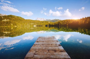 Kara Göl 'ün resimli manzarası. Yeri Durmitor Ulusal Parkı, Zabljak Köyü, Karadağ, Balkanlar, Avrupa. En popüler seyahat merkezinin manzaralı görüntüsü. Toprağın güzelliğini keşfedin.