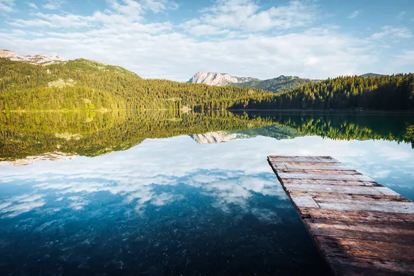 Kara Göl 'ün resimli manzarası. Yeri Durmitor Ulusal Parkı, Zabljak Köyü, Karadağ, Balkanlar, Avrupa. En popüler seyahat merkezinin manzaralı görüntüsü. Toprağın güzelliğini keşfedin.