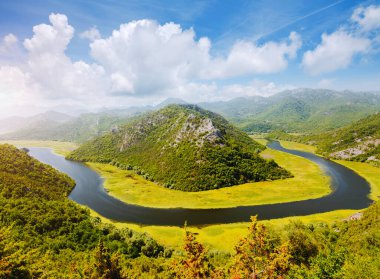 Rijeka Crnojevica 'nın dağlardan akan hava manzarası. Konum Ulusal Park Skadar Gölü, Karadağ, Balkanlar, Avrupa. Popüler seyahat merkezinin manzaralı görüntüsü. Toprağın güzelliğini keşfedin.