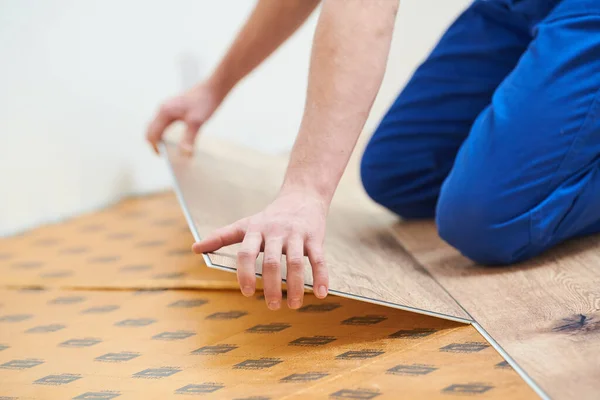 乙烯地板 工人在家居地板翻新时安装底板 — 图库照片