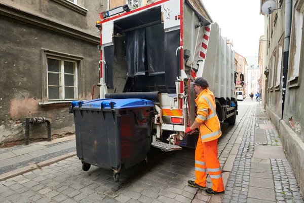 Werknemer Van Stedelijke Gemeentelijke Recycling Vuilnisman Truck Afval Vuilnis Bin — Stockfoto