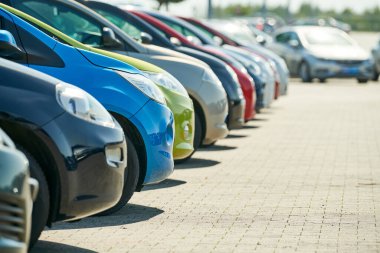 Bir sıra kullanılmış araba. Satıcıda kiralık ya da otomobil satış hizmetleri