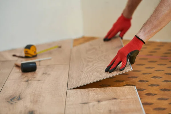 Vinyl Vloeren Werknemer Het Installeren Van Planken Met Onderlegger Thuis — Stockfoto