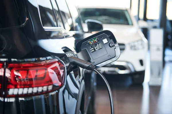 Elektrikli Araba Şarjı Elektrik Tedarik Istasyonundaki Elektrikli Otomobilin Şarj Bağlantısı — Stok fotoğraf