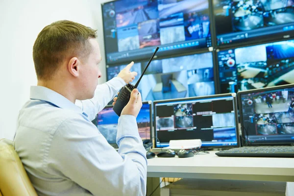 Övervakningssäkerhet Vakthavande Som Tittar Videoövervakningssystem Och Använder Radiosändare — Stockfoto