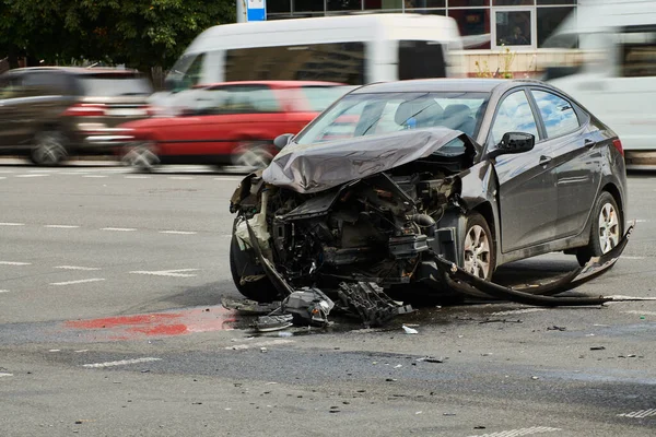 Araba Kazası Şehir Caddesinde Araba Kazası Hasarlı Otomobil Kavşakta Kalıyor — Stok fotoğraf