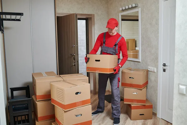 Mover Werknemer Uniform Het Dragen Van Kartonnen Dozen Naar Huis — Stockfoto