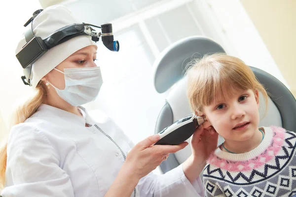 Pediatra Badający Pacjentkę Otoskopem Badanie Słuchu Dziecka Klinice — Zdjęcie stockowe