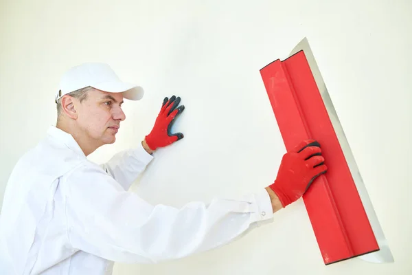 Przygotowanie Tynków Malowanie Ścian Zawodowy Rzemieślnik Wykonawca Nakładający Tynk Lub — Zdjęcie stockowe