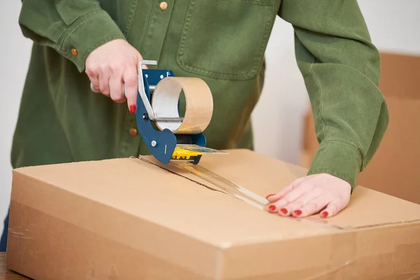 Frau Verschließt Karton Paket Mit Klebeband Versand Und Lieferservice — Stockfoto