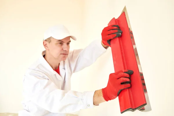 粉刷和墙面粉刷准备 专业的承包商工人工匠用石膏或填充物填塞 — 图库照片