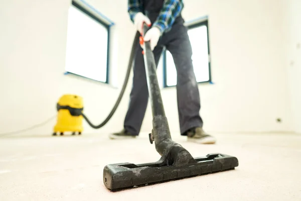 工人在修理或翻新期间用真空吸尘器清洗和去除施工灰尘 — 图库照片