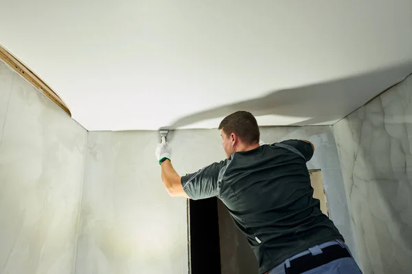 Arbeidscontractant Installeert Een Stretchplafond Badkamer Renovatie Bouw — Stockfoto