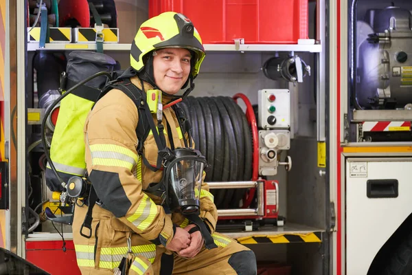 Tűzoltó Portréja Védőfelszerelésben Első Tűzoltóautóban — Stock Fotó