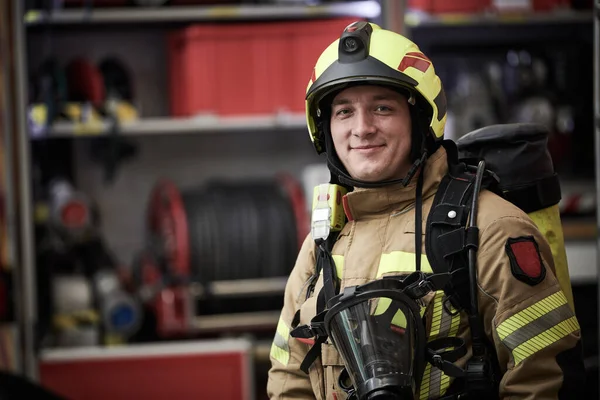 フロント消防車の防護服作業時の消防士の肖像 — ストック写真