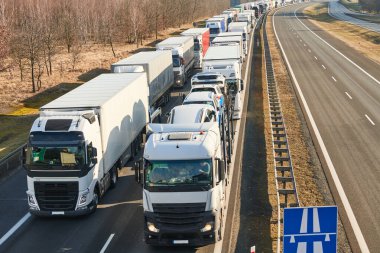 Karayolu yolundaki uzun trafik sıkışıklığında kamyon yığını.