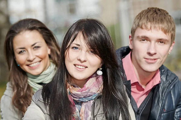 Szczęśliwie Uśmiechnięci Młodzi Studenci Świeżym Powietrzu Trzy Osoby — Zdjęcie stockowe
