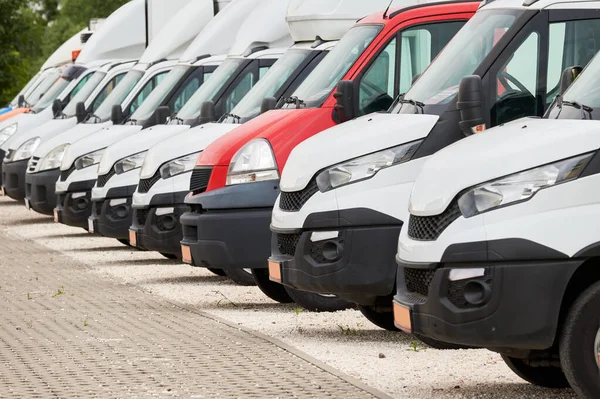 Logistiek Transport Bedrijf Vloot Van Commerciële Levering Vrachtwagen Rij Goederen — Stockfoto