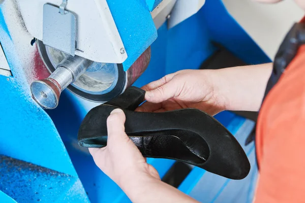 Schuhmacher Reparieren Schuh Schleifmaschine Zur Formgebung Von Damenschuhen Der Werkstatt — Stockfoto