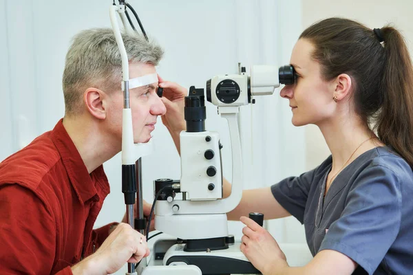 Női Optikus Optikus Orvos Férfi Beteg Látását Vizsgálja Szemészeti Klinikán — Stock Fotó