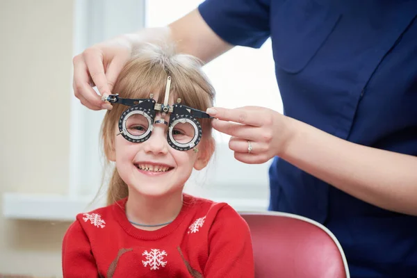 Prueba Visión Infantil Niña Con Foropter Durante Los Exámenes Oculares —  Fotos de Stock