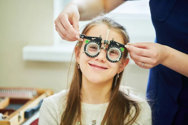 Sehtest Für Kinder Junges Mädchen Mit Phoropter Bei Augenuntersuchungen Der — Stockfoto