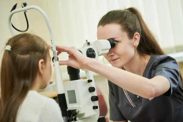 Oogheelkunde Vrouwelijke Arts Optometrist Controleert Het Gezichtsvermogen Van Jong Meisje — Stockfoto