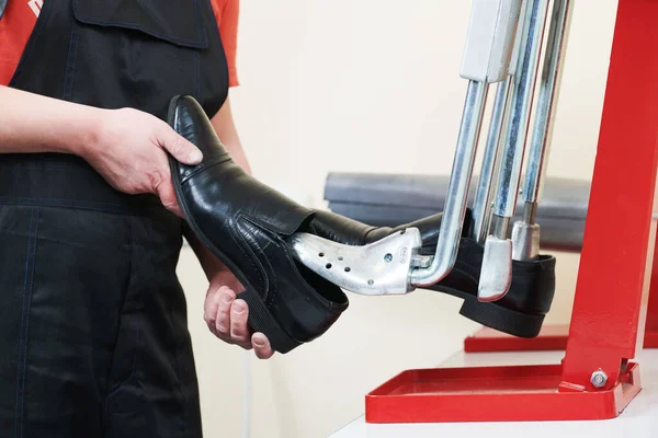 Schuhe Dehnen Männerschuhe Der Schusterwerkstatt Zum Vergrößern Und Dehnen Verstellbarer lizenzfreie Stockbilder