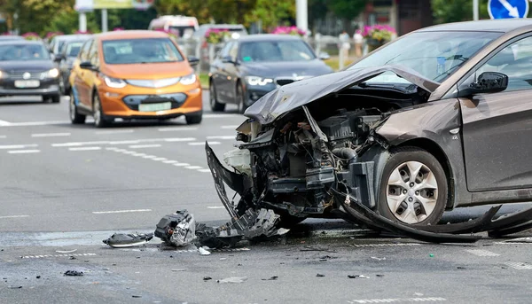 城市街道上的车祸 被损坏的汽车停在十字路口 — 图库照片