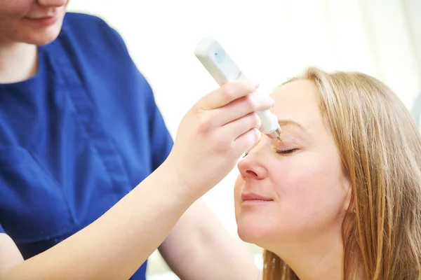 眼压测试 医生测量女性病人的眼压 — 图库照片