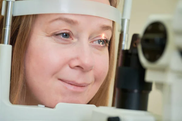 Optalmoloji Optometrist Göz Doktorunda Kadın Hasta Görüş Kontrolü Altında Klinikte — Stok fotoğraf