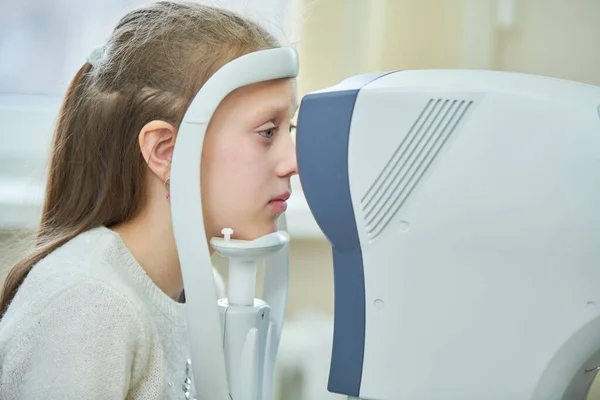 Usługi Okulistyczne Mała Dziewczynka Badaniu Wzroku Klinice — Zdjęcie stockowe