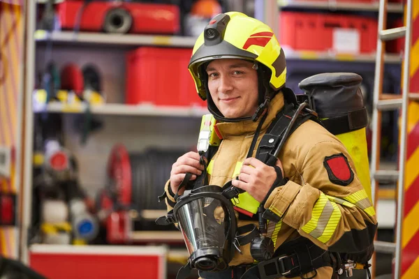 Портрет Пожарного Работе Защитном Износе Передней Части Пожарной Машины — стоковое фото