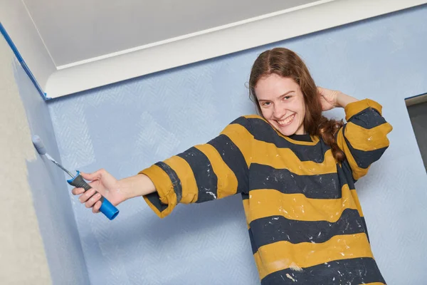 Junges Fröhliches Mädchen Bemalt Wand Mit Farbwalze Sanierungs Und Reparaturkonzept — Stockfoto
