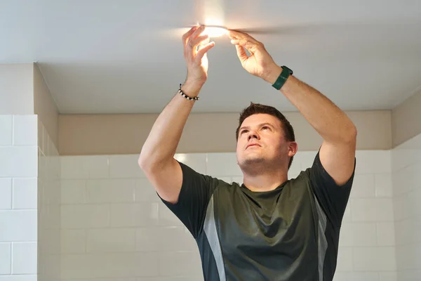 Arbeiter Elektriker Installiert Lampe Spanndecke Drinnen — Stockfoto