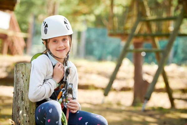 Menina Escuteira Sobe Entre Árvores Num Parque Cordas Entretenimento Aventura — Fotografia de Stock