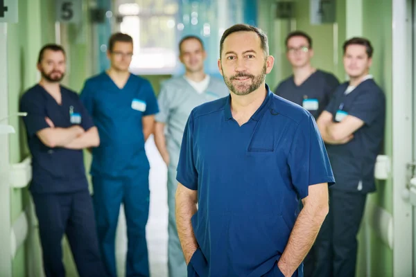 Team Medicinska Kirurger Läkare Står Sjukhus Hall Och Tittar Kameran — Stockfoto