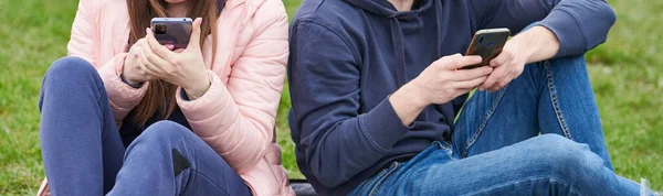 Comunicazione Moderna Giovane Donna Uomo Seduti Insieme Guardando Smartphone Separatamente — Foto Stock
